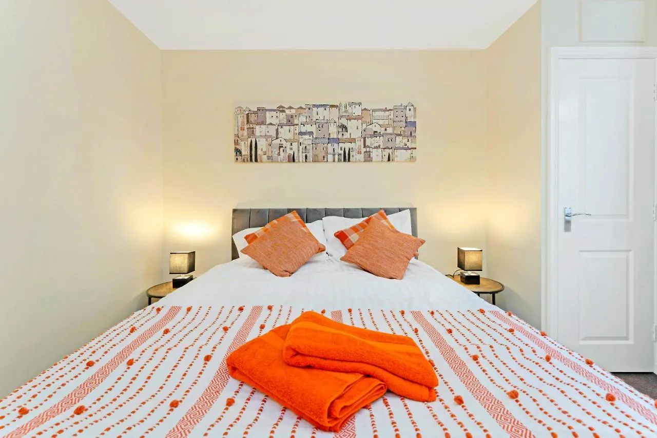 Modern & Spacious 2 Bedroom Serviced Apartment Next To Lochend Park - Private Underground Parking & Lift Available - Close To Edinburgh City Centre イギリス