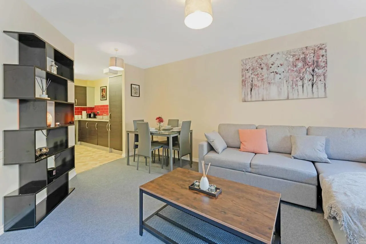 Modern & Spacious 2 Bedroom Serviced Apartment Next To Lochend Park - Private Underground Parking & Lift Available - Close To Edinburgh City Centre 0*,  イギリス