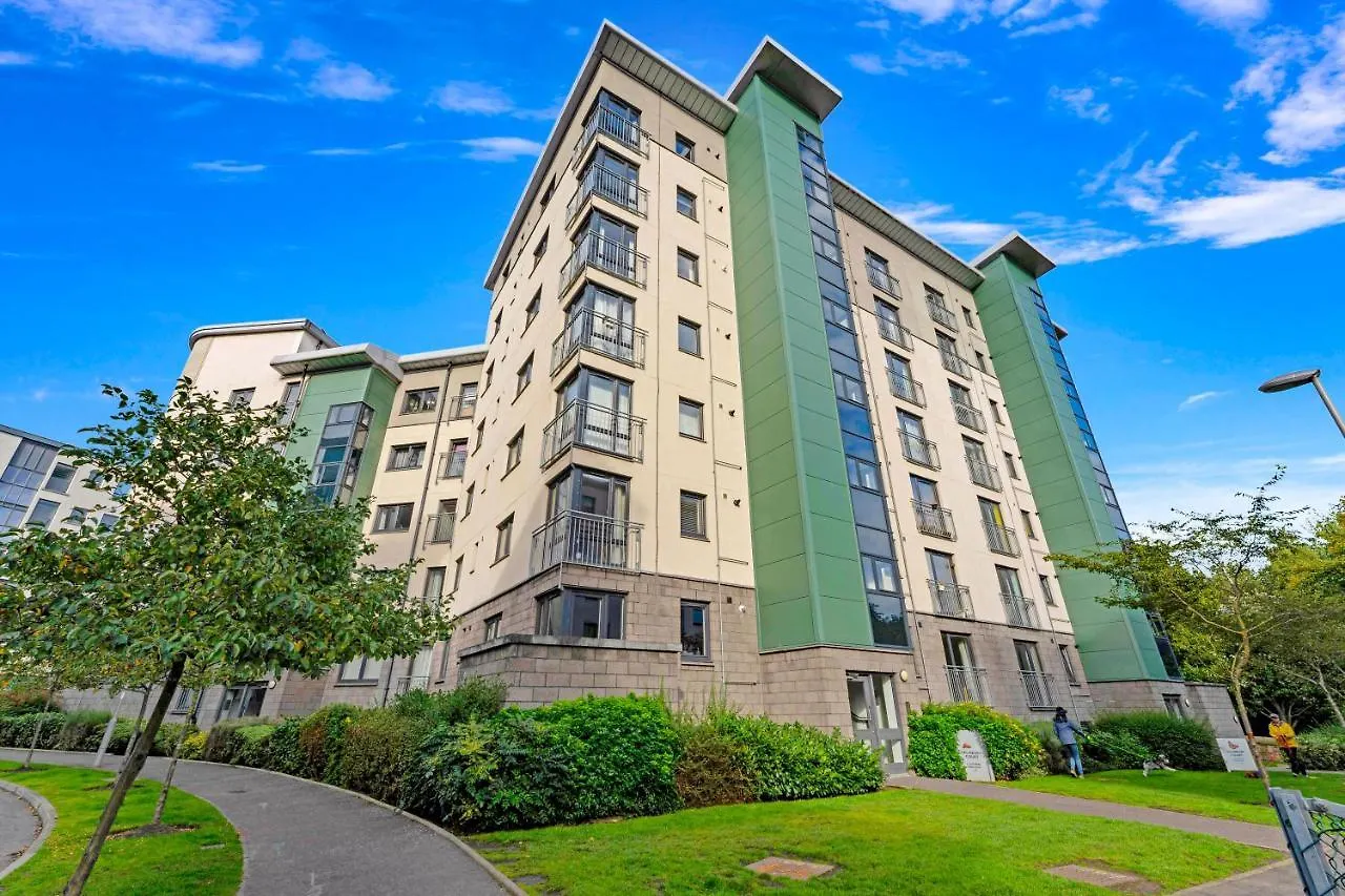 Modern & Spacious 2 Bedroom Serviced Apartment Next To Lochend Park - Private Underground Parking & Lift Available - Close To Edinburgh City Centre イギリス