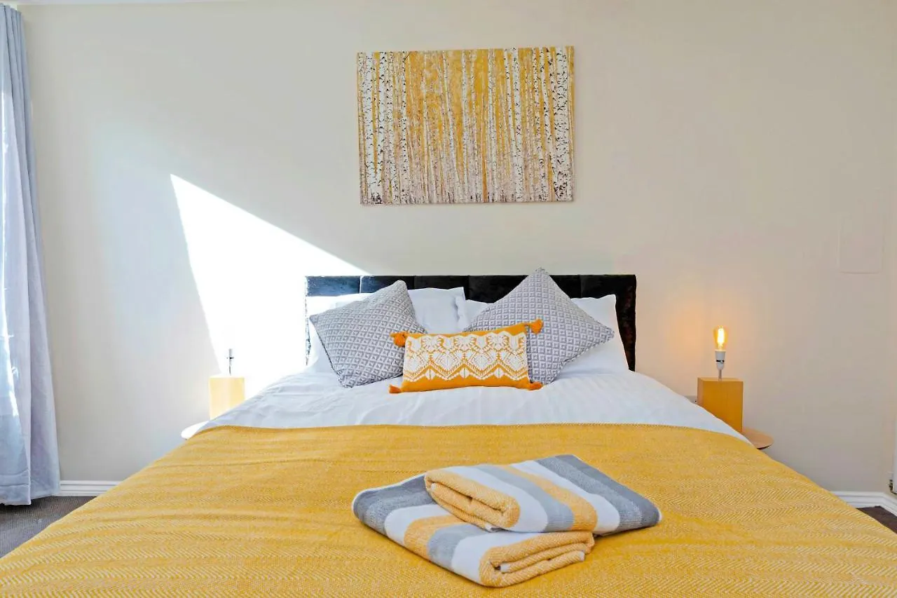 Modern & Spacious 2 Bedroom Serviced Apartment Next To Lochend Park - Private Underground Parking & Lift Available - Close To Edinburgh City Centre