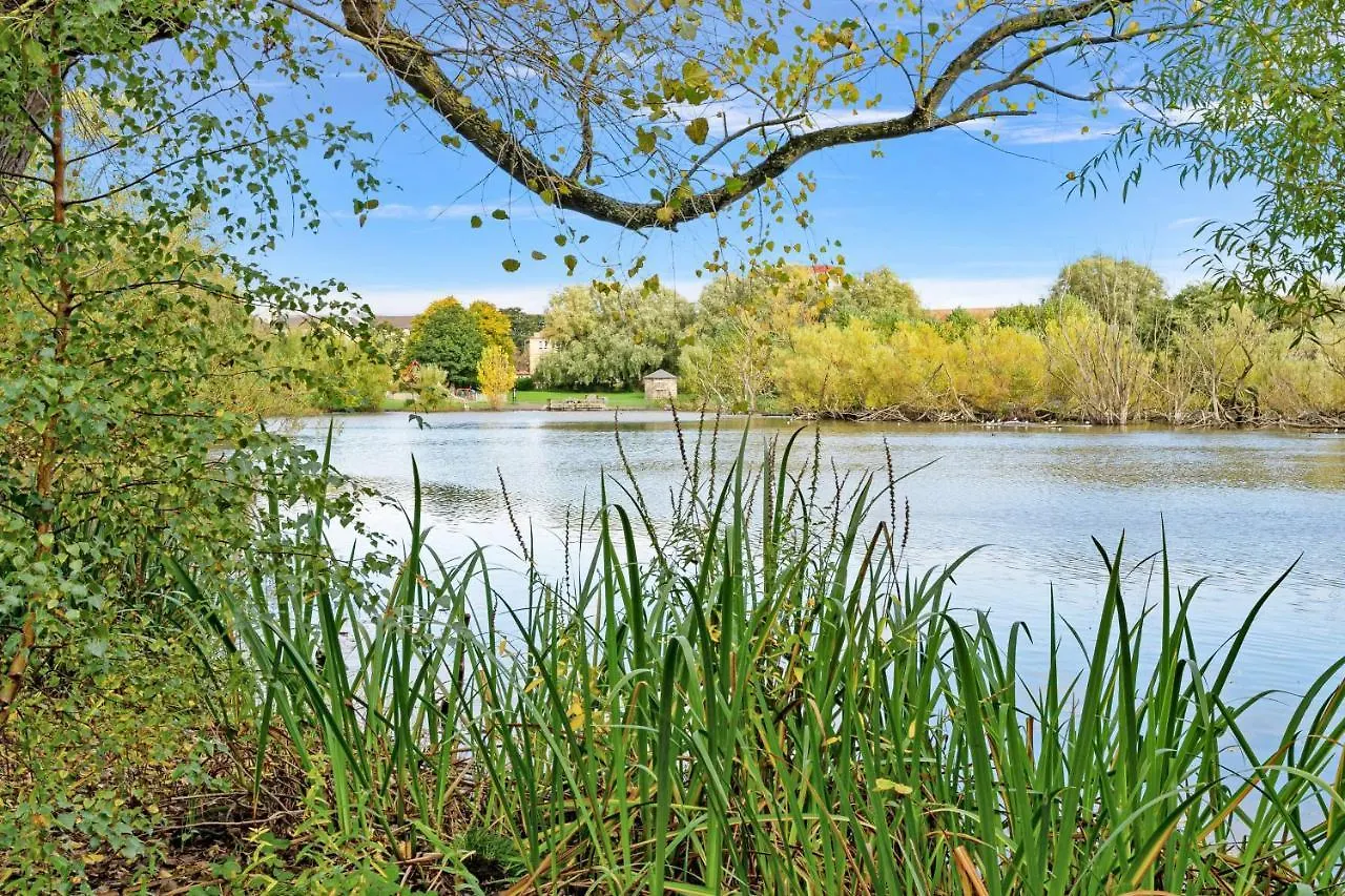 Modern & Spacious 2 Bedroom Serviced Apartment Next To Lochend Park - Private Underground Parking & Lift Available - Close To Edinburgh City Centre イギリス