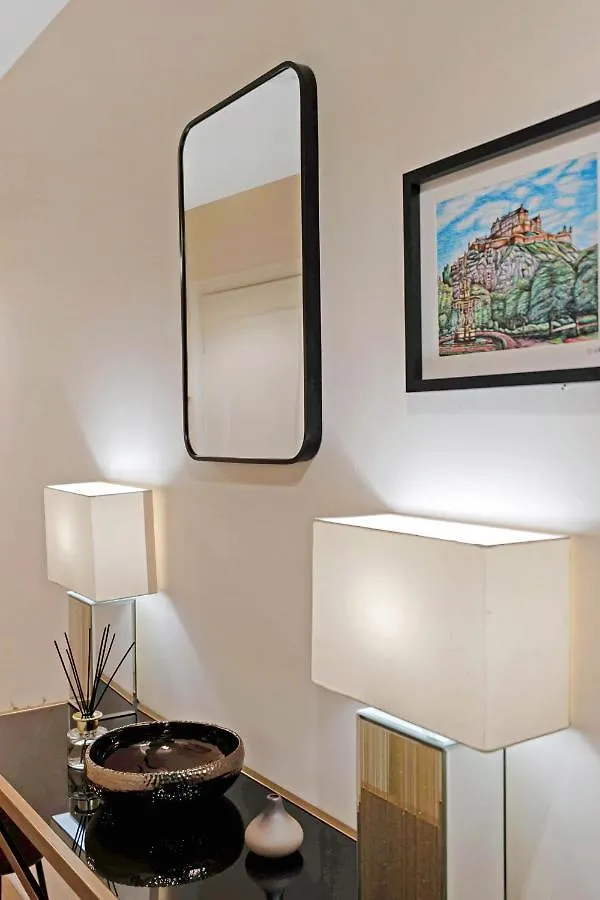 Modern & Spacious 2 Bedroom Serviced Apartment Next To Lochend Park - Private Underground Parking & Lift Available - Close To Edinburgh City Centre 0*,  イギリス