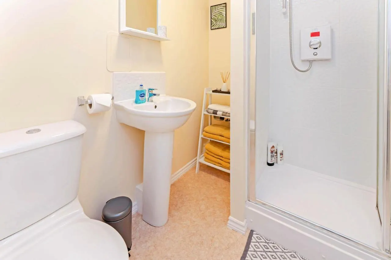 Modern & Spacious 2 Bedroom Serviced Apartment Next To Lochend Park - Private Underground Parking & Lift Available - Close To Edinburgh City Centre Wielka Brytania
