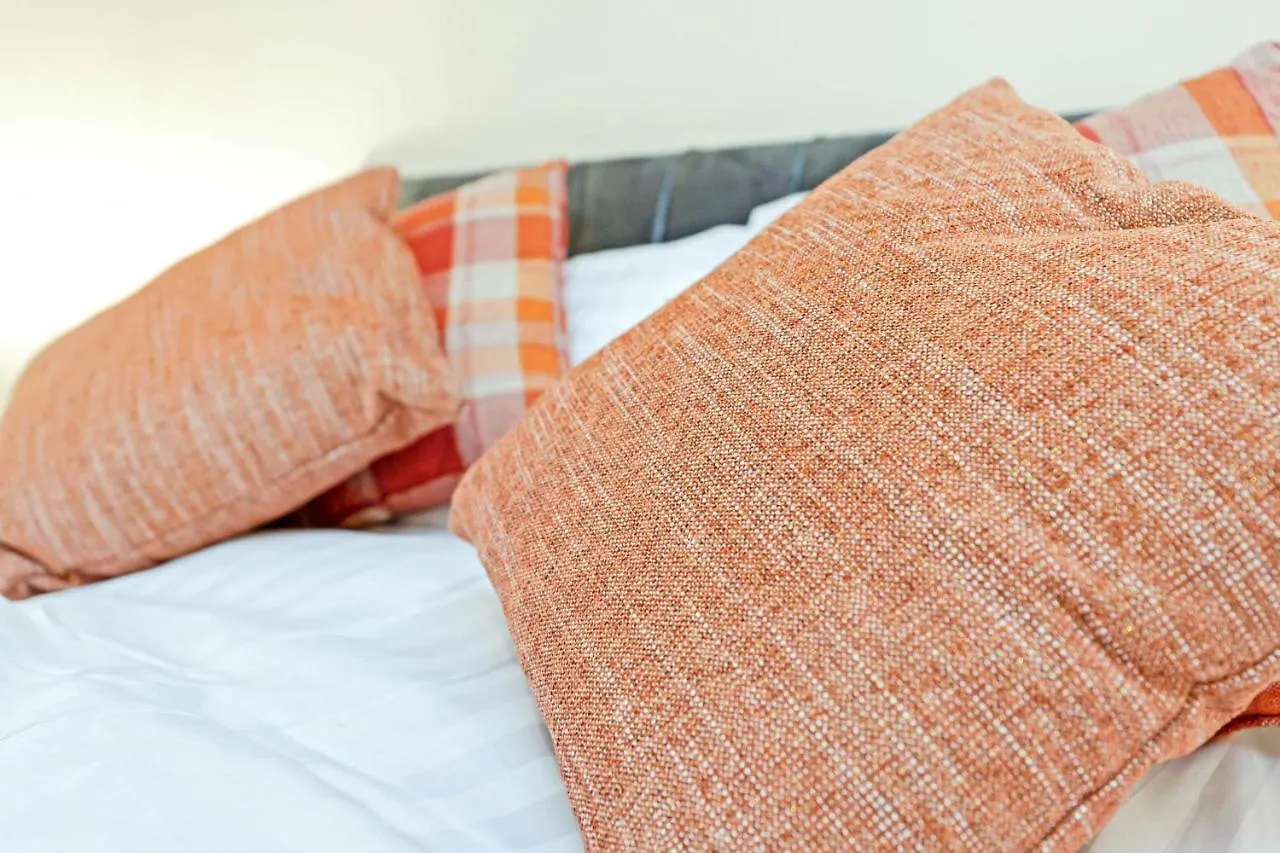 Modern & Spacious 2 Bedroom Serviced Apartment Next To Lochend Park - Private Underground Parking & Lift Available - Close To Edinburgh City Centre 0*,  Wielka Brytania